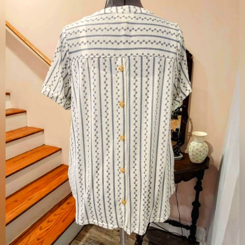 NEW 2X Blue/Cream Blouse w/Button Details on Back